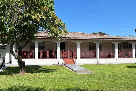 Immobilier commercial à vendre à Miami Springs, Floride: 229.75 m2 № 1311369 - photo 1