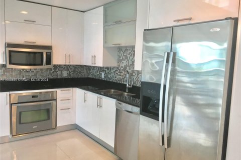 Condo in Miami, Florida, 2 bedrooms  № 1354654 - photo 11