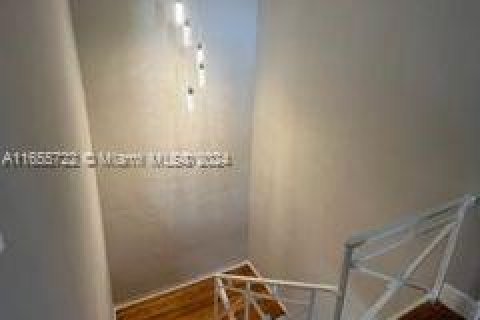 Apartamento en alquiler en Miami Beach, Florida, 4 dormitorios № 1354653 - foto 19