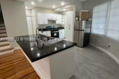 Apartamento en alquiler en Miami Beach, Florida, 4 dormitorios № 1354653 - foto 5