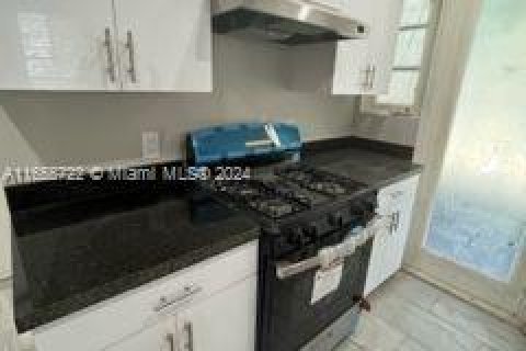 Apartamento en alquiler en Miami Beach, Florida, 4 dormitorios № 1354653 - foto 11