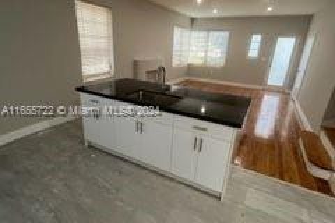 Apartamento en alquiler en Miami Beach, Florida, 4 dormitorios № 1354653 - foto 13