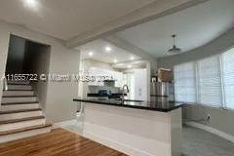 Apartamento en alquiler en Miami Beach, Florida, 4 dormitorios № 1354653 - foto 3