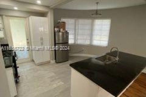 Apartamento en alquiler en Miami Beach, Florida, 4 dormitorios № 1354653 - foto 6