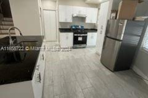 Apartamento en alquiler en Miami Beach, Florida, 4 dormitorios № 1354653 - foto 7