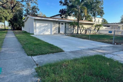 House in Tampa, Florida 3 bedrooms, 115.01 sq.m. № 1442239 - photo 1