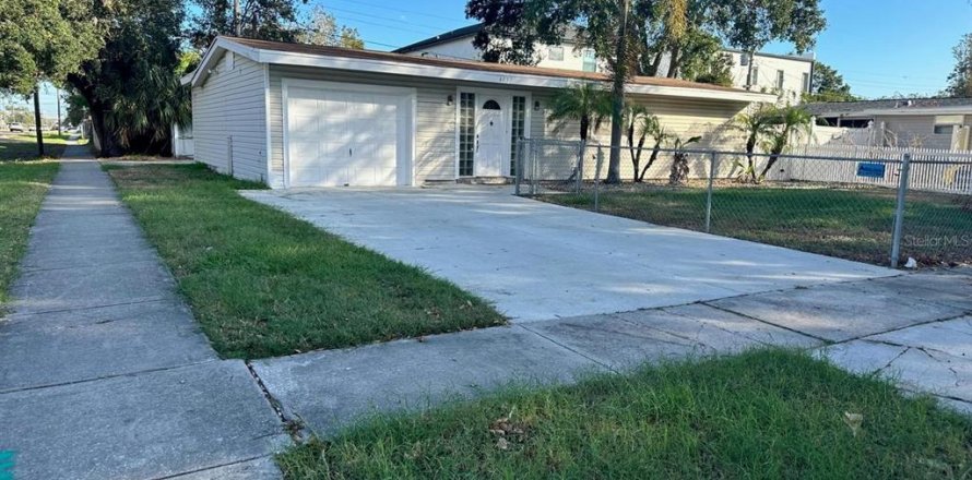 House in Tampa, Florida 3 bedrooms, 115.01 sq.m. № 1442239