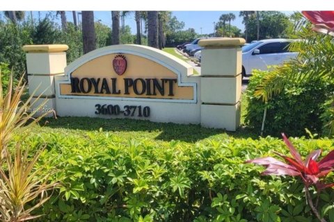 Copropriété à vendre à Lauderdale Lakes, Floride: 2 chambres, 102.19 m2 № 1329309 - photo 2