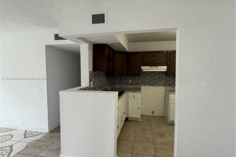 Condo in Lauderdale Lakes, Florida, 2 bedrooms  № 1329309 - photo 7