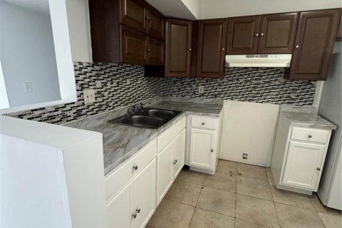 Condo in Lauderdale Lakes, Florida, 2 bedrooms  № 1329309 - photo 20