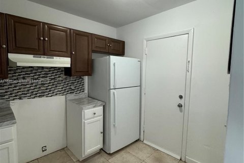 Condo in Lauderdale Lakes, Florida, 2 bedrooms  № 1329309 - photo 8