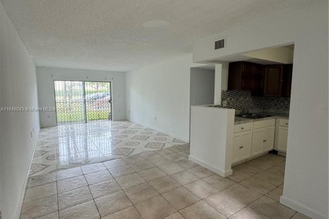 Condo in Lauderdale Lakes, Florida, 2 bedrooms  № 1329309 - photo 11