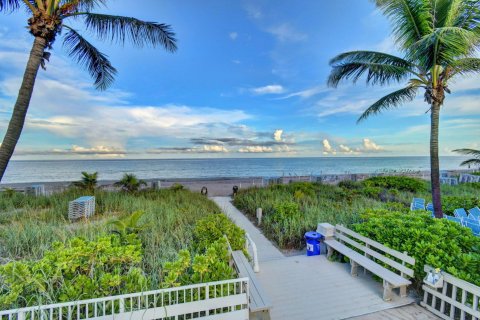 Condo in Highland Beach, Florida, 3 bedrooms  № 1188615 - photo 1