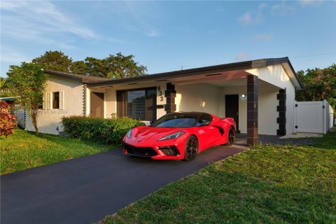 Villa ou maison à vendre à Hallandale Beach, Floride: 3 chambres, 129.51 m2 № 942903 - photo 2