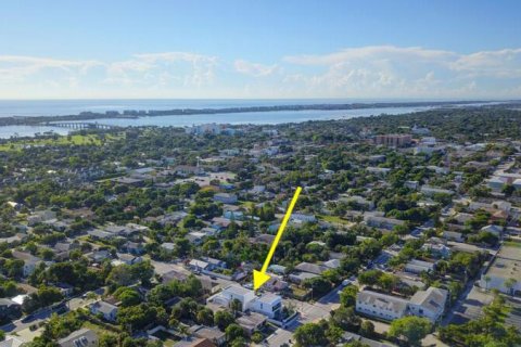 Commercial property in Lake Worth, Florida 288.37 sq.m. № 1079345 - photo 1