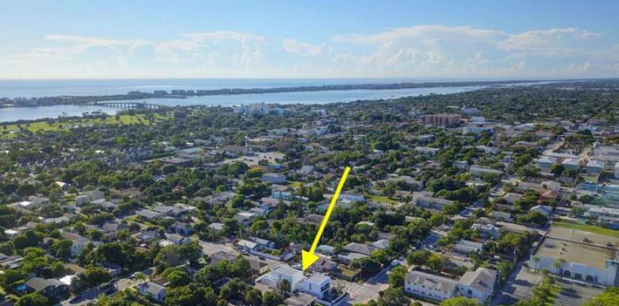 Commercial property in Lake Worth, Florida 288.37 sq.m. № 1079345