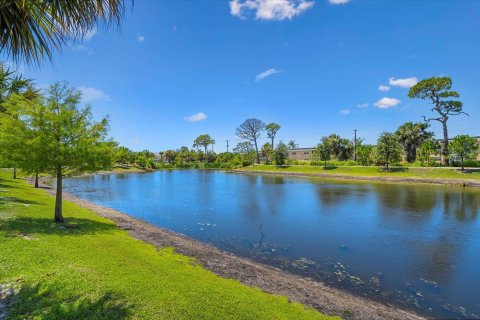 Condo in Stuart, Florida, 2 bedrooms  № 1216117 - photo 1