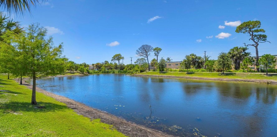 Condo in Stuart, Florida, 2 bedrooms  № 1216117