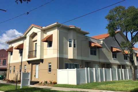 Adosado en venta en Tampa, Florida, 3 dormitorios, 144.93 m2 № 1347496 - foto 3