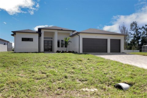 Villa ou maison à vendre à Cape Coral, Floride: 4 chambres, 186.73 m2 № 885336 - photo 1