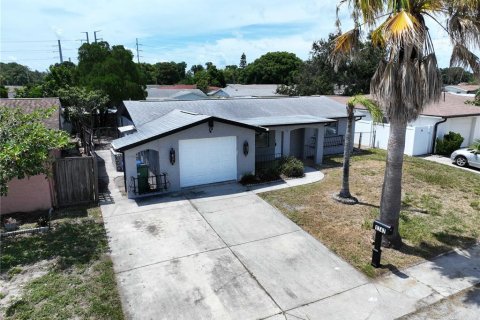 House in Holiday, Florida 2 bedrooms, 108.32 sq.m. № 1336855 - photo 12