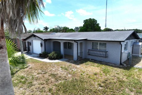 House in Holiday, Florida 2 bedrooms, 108.32 sq.m. № 1336855 - photo 3