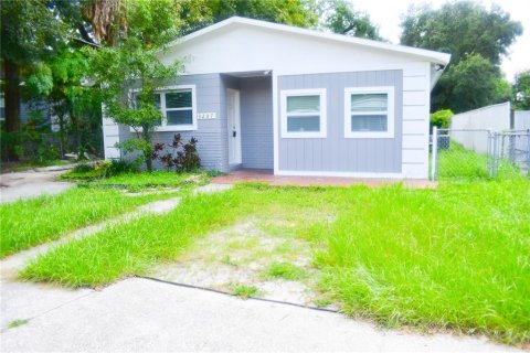 House in Tampa, Florida 4 bedrooms, 139.35 sq.m. № 1336819 - photo 1