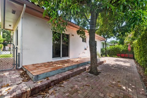 House in Coral Gables, Florida 3 bedrooms, 174.38 sq.m. № 1331581 - photo 30