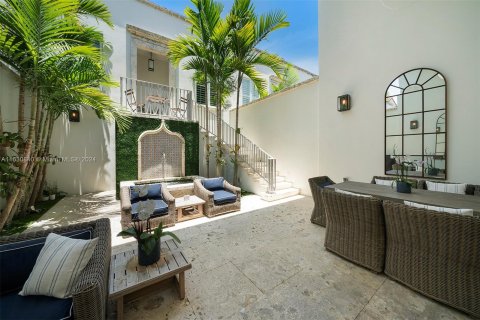 Townhouse in Coral Gables, Florida 4 bedrooms, 323.76 sq.m. № 1291508 - photo 23