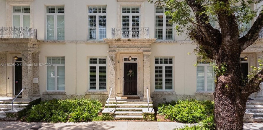 Townhouse in Coral Gables, Florida 4 bedrooms, 323.76 sq.m. № 1291508