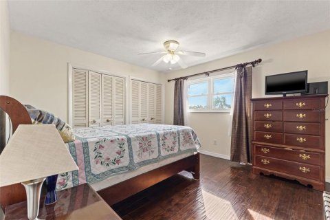 House in Tampa, Florida 4 bedrooms, 280.1 sq.m. № 1420530 - photo 20