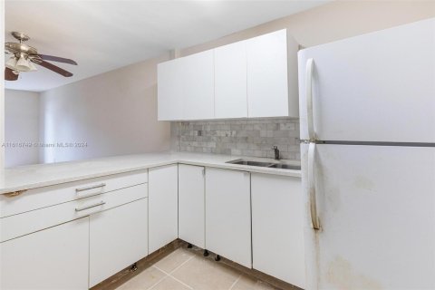 Condo in Miami, Florida, 2 bedrooms  № 1238286 - photo 8