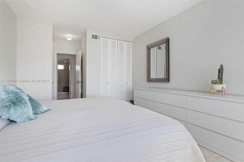 Condominio en venta en Hallandale Beach, Florida, 1 dormitorio, 68.47 m2 № 1206849 - foto 16