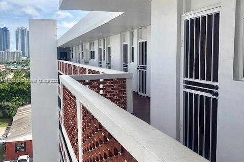 Condominio en venta en North Miami Beach, Florida, 2 dormitorios, 95.22 m2 № 540128 - foto 25