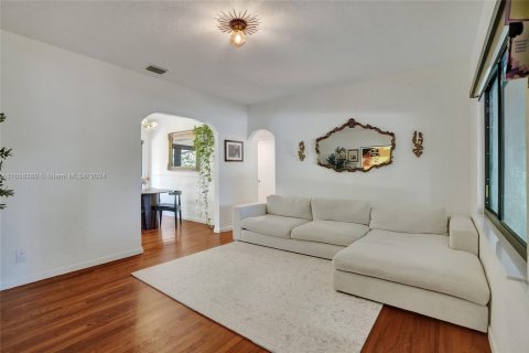 Villa ou maison à vendre à Miami, Floride: 2 chambres, 69.68 m2 № 1360609 - photo 3