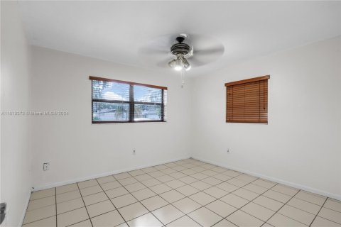 House in Miami, Florida 4 bedrooms, 147.06 sq.m. № 1384058 - photo 18