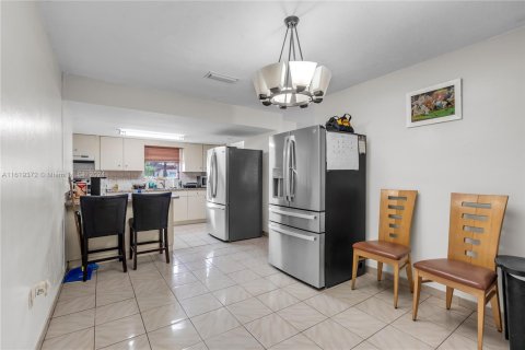 House in Miami, Florida 4 bedrooms, 147.06 sq.m. № 1384058 - photo 6