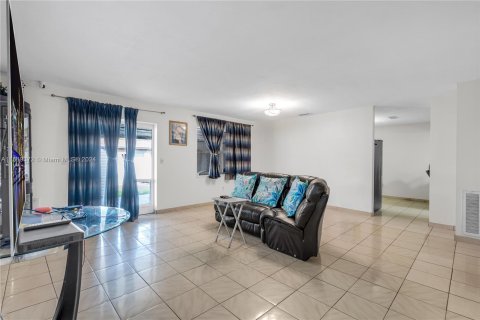 Villa ou maison à vendre à Miami, Floride: 4 chambres, 147.06 m2 № 1384058 - photo 5