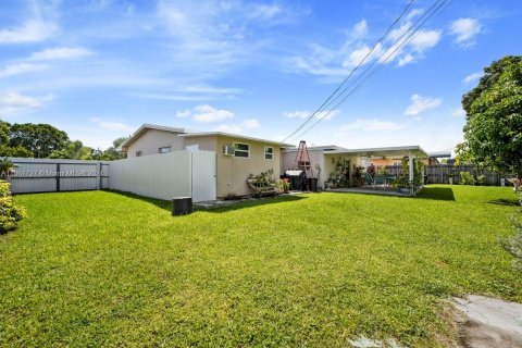 House in Miami, Florida 3 bedrooms, 119.47 sq.m. № 1384260 - photo 17