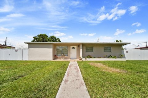 House in Miami, Florida 3 bedrooms, 119.47 sq.m. № 1384260 - photo 1