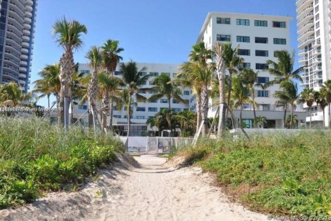 Condominio en venta en Miami Beach, Florida, 32.05 m2 № 1441525 - foto 2