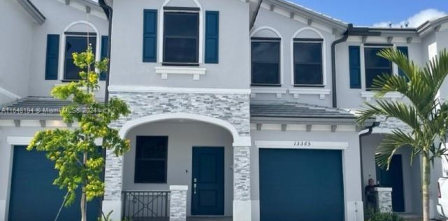 Townhouse in Miami, Florida 3 bedrooms, 157.66 sq.m. № 1330658