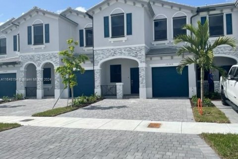 Touwnhouse à vendre à Miami, Floride: 3 chambres, 157.66 m2 № 1330658 - photo 2