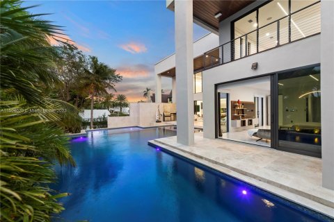 Villa ou maison à vendre à Miami, Floride: 6 chambres, 641.21 m2 № 911888 - photo 1