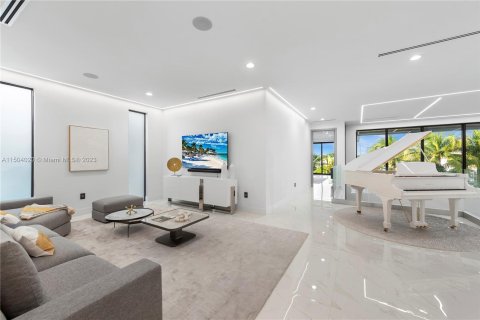 Villa ou maison à vendre à Miami, Floride: 6 chambres, 641.21 m2 № 911888 - photo 28