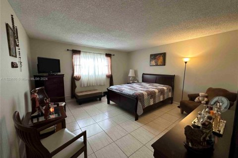 Condo in Lauderhill, Florida, 1 bedroom  № 1004285 - photo 9