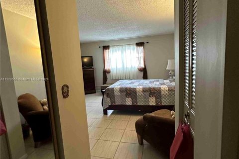 Condo in Lauderhill, Florida, 1 bedroom  № 1004285 - photo 10