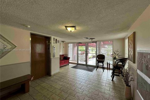 Condominio en venta en Lauderhill, Florida, 1 dormitorio, 86.21 m2 № 1004285 - foto 15
