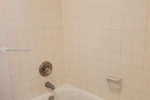 Condo in Miami Beach, Florida, 1 bedroom  № 1187171 - photo 13