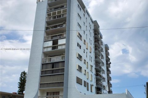 Condo in Miami Beach, Florida, 1 bedroom  № 1187171 - photo 1